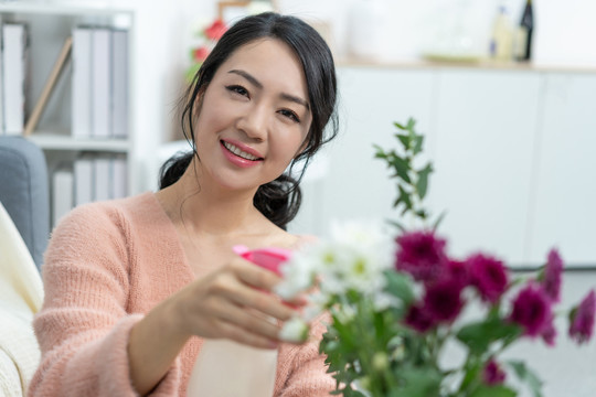 年轻女子在家浇花