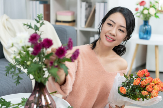 年轻女子在家插花