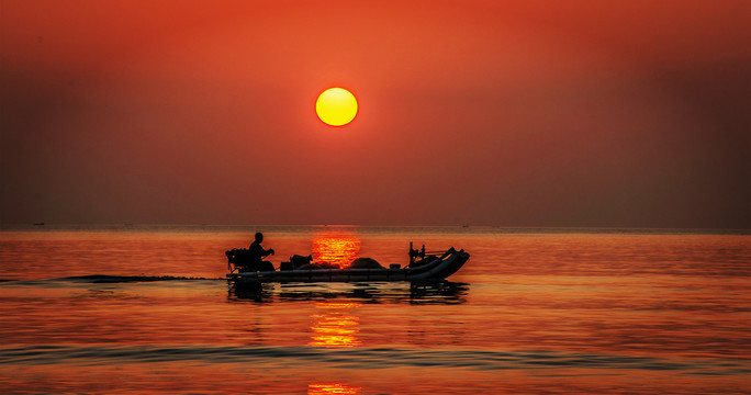 海上日出