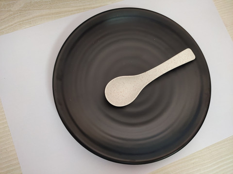 黑色盘子与勺子