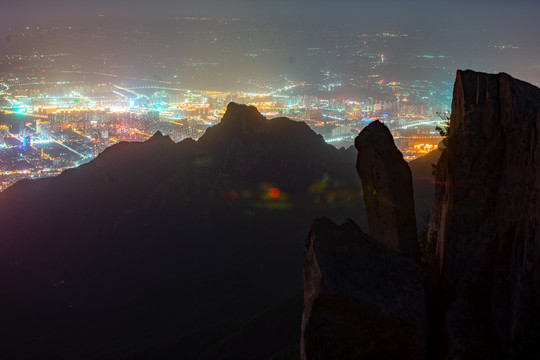 泰山石夜景