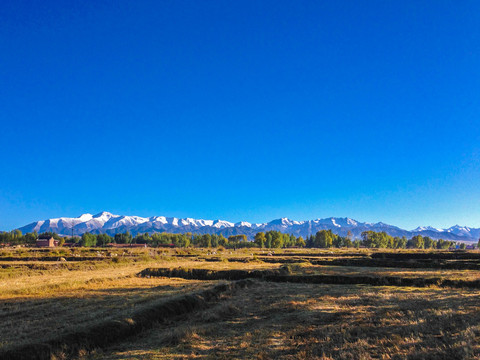 秋季雪山高原