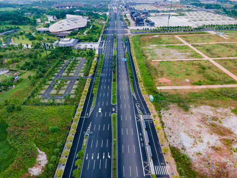 航拍南宁蒲兴大道宽畅的公路