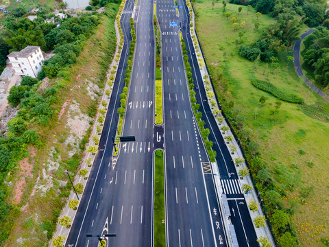 航拍南宁蒲兴大道宽畅的公路