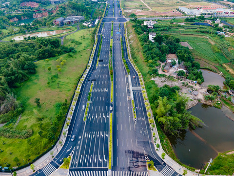 航拍南宁蒲兴大道宽畅的公路