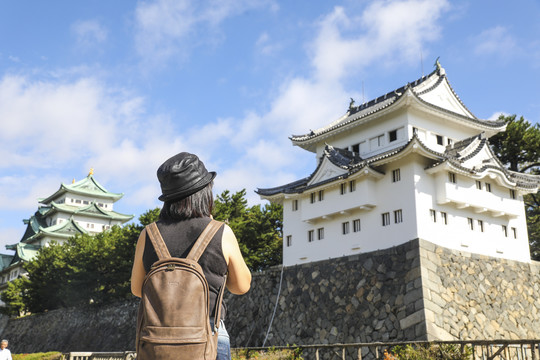 背着背包的旅行者看着名古屋城堡