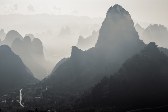 清晨云雾缭绕下群山间的公路