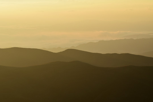 山峦叠嶂水墨远山