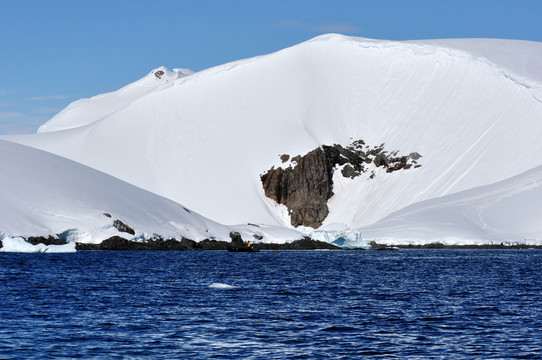 蓝天冰雪海洋