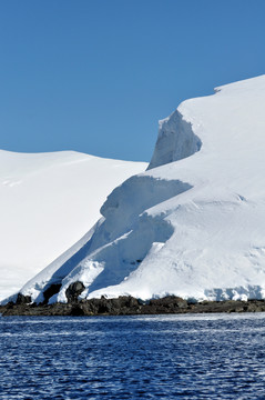 蓝天冰雪海洋