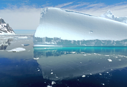 蓝天冰雪海洋