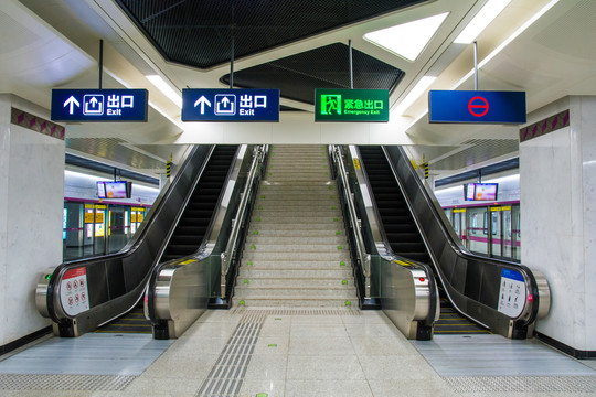 武汉地铁站电梯