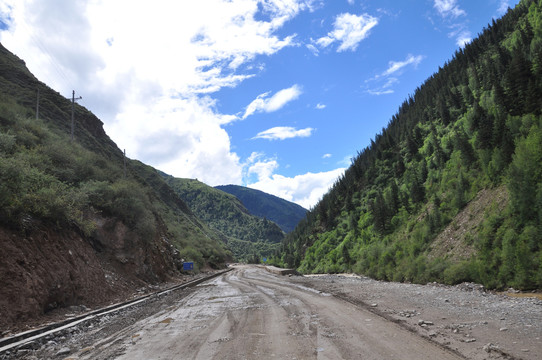 川西泥泞的山区路面