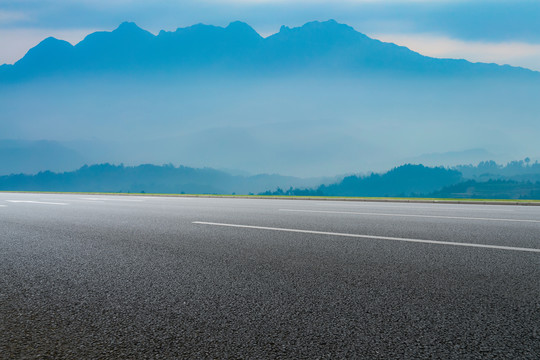 道路地面和远山背景