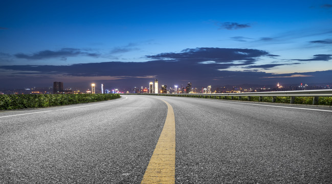 公路弯道和城市景观