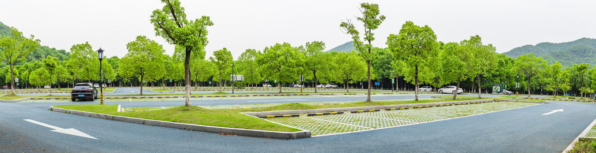 露天大型停车场全景