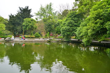 都江堰公园湖畔风景