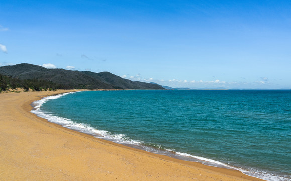 海南三亚南山寺的海滩风景