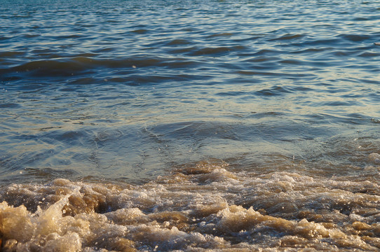 海浪涌上沙滩