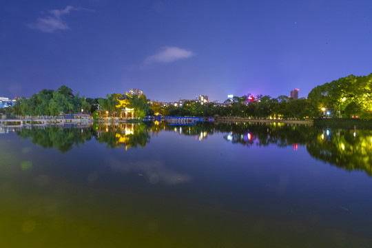 翠湖夜景