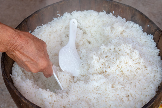 乡村喜宴乡村农家米桶蒸米饭