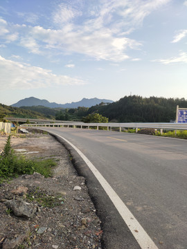 公路与远山