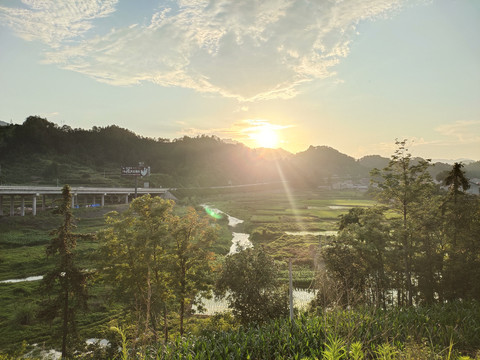 乡间落日与田野