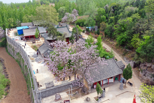 山里一座寺院