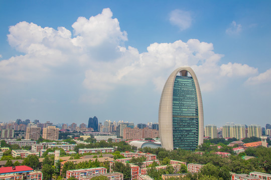 晴朗的蓝天白云下的北京人民日报