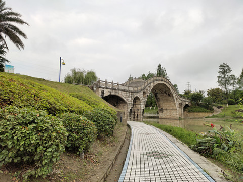 石拱桥与绿植