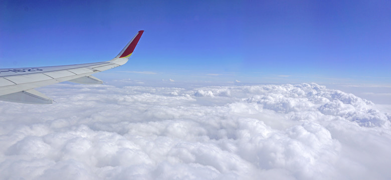 云层飞行的飞机民航客机
