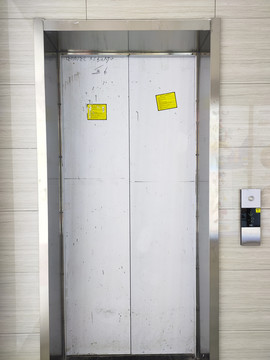 电梯安全门