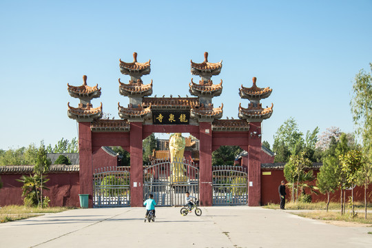 西华县龙泉寺大门