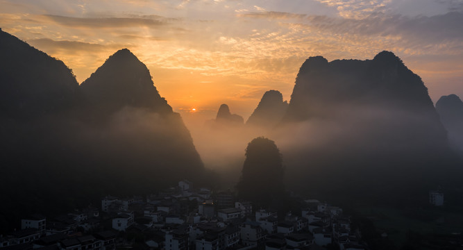 清晨日出时分群山间的光影与云雾