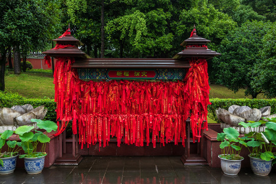 重庆华岩寺风景区的祈福用的红绸