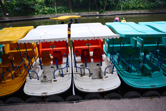 旅游风景区气垫船