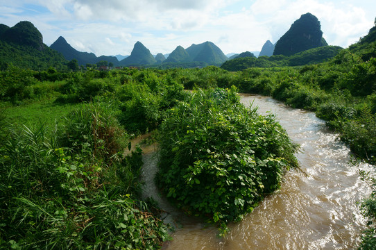 山间溪水