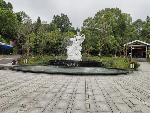 九天玄女雕像与喷泉
