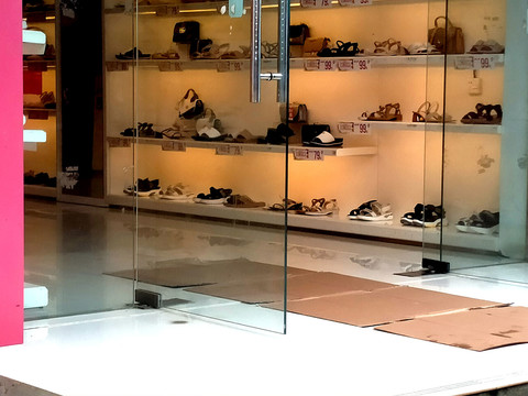 玻璃门卖鞋子商店