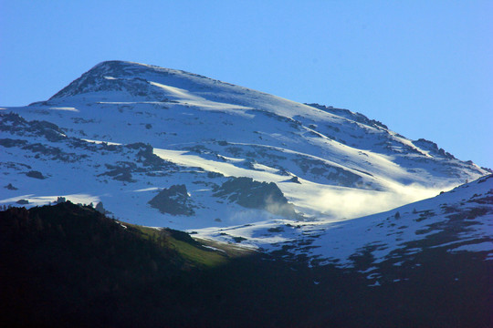 雪山风口风光