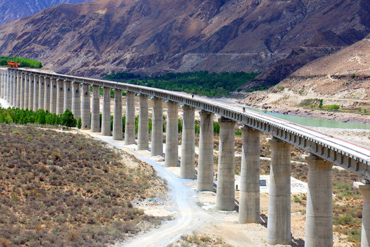 西藏拉林铁路大桥