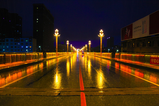 都市雨中夜景漫步璀璨灯光立交桥