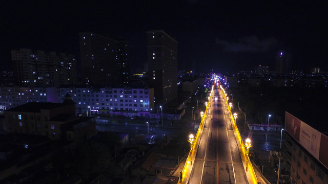 都市雨中夜景漫步璀璨灯光立交桥