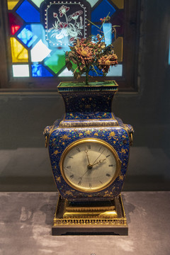镀金铜胎珐琅花卉瓶钟