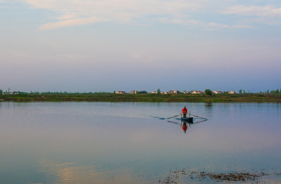 黄昏湖边风景