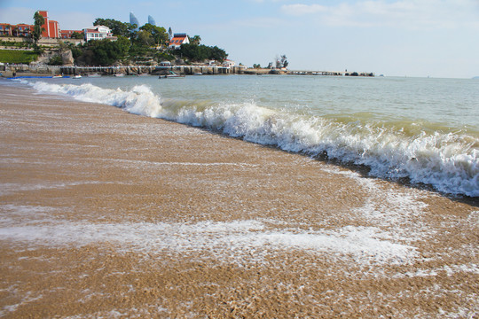 海浪涌上沙滩