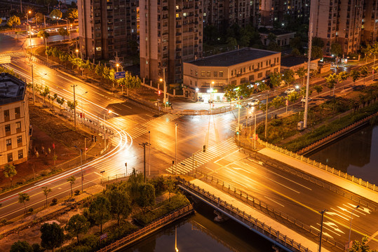 城市交叉路口夜景