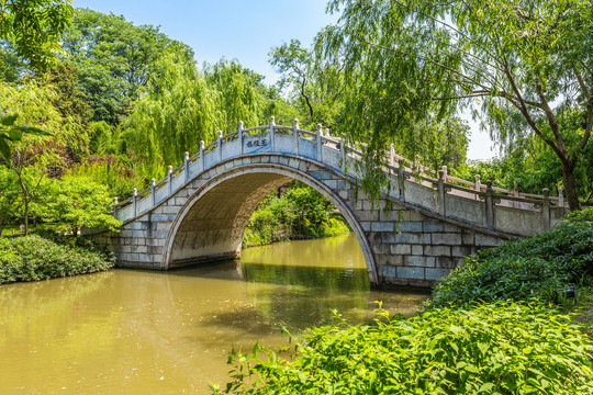 扬州瘦西湖玉板桥的建筑风景