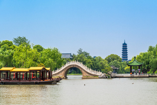 扬州瘦西湖石拱桥建筑风景