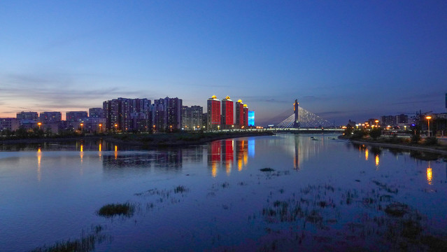 城市河滨夜景